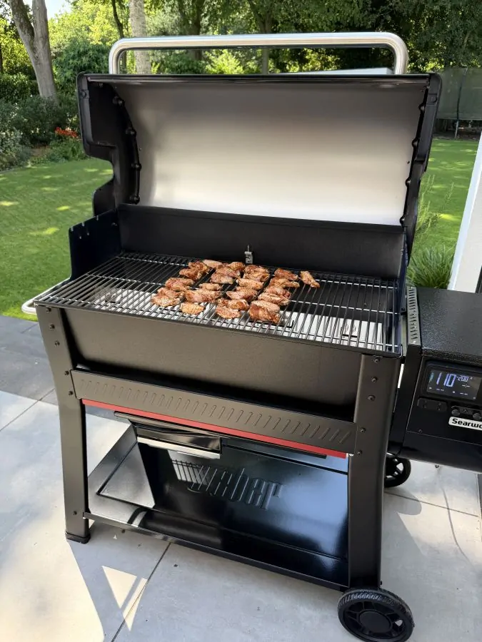 Hot Honey Chicken Wings - süß-scharfe Hähnchenflügel 2 Die Chicken Wings werden auf dem Weber Searwood XL Pelletgrill zubereitet
