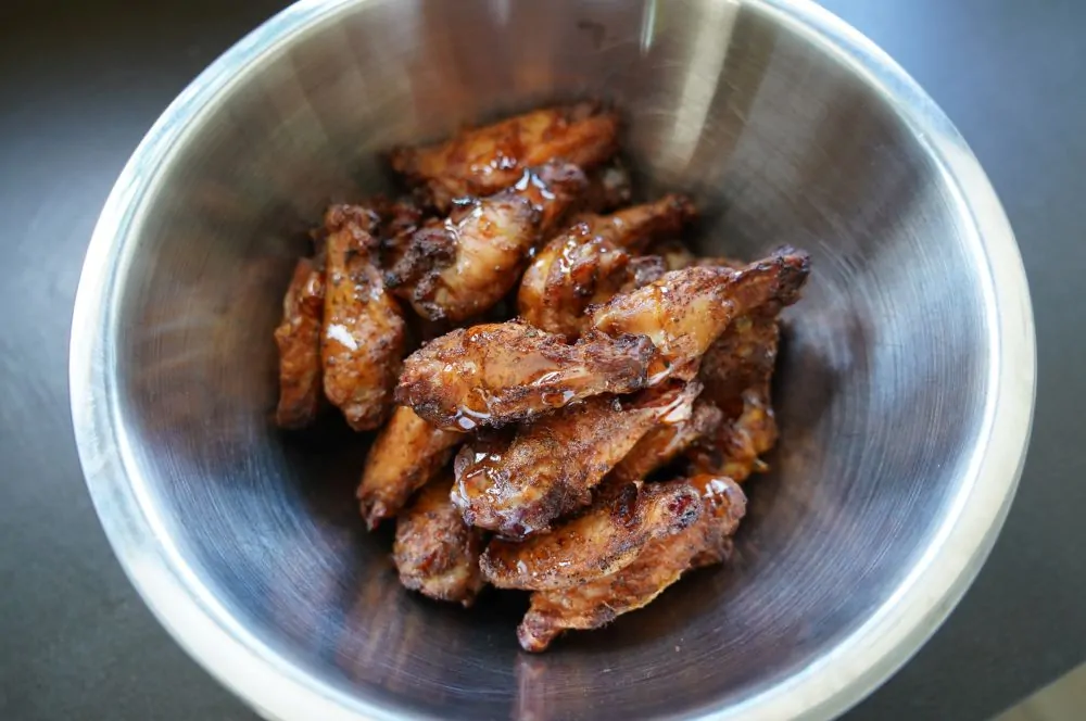 Hot Honey Chicken Wings - süß-scharfe Hähnchenflügel 4 Die Chicken Wings werden in Hot Honey geschwenkt