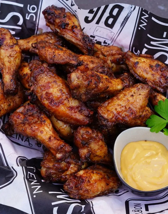 Hot Honey Chicken Wings - süß-scharfe Hähnchenflügel 5 Hot Honey Chicken Wings mit Dip-Sauce