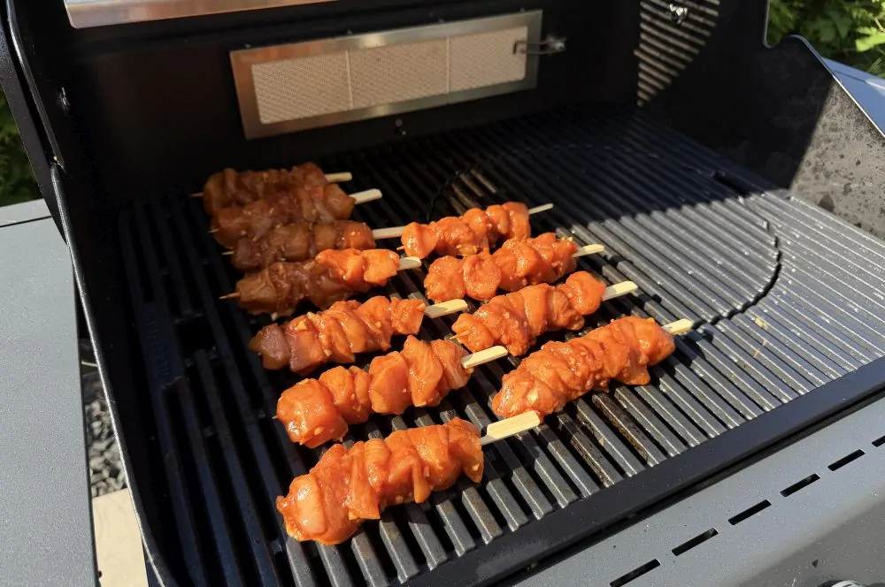 Die koreanischen Hähnchenspieße werden gegrillt