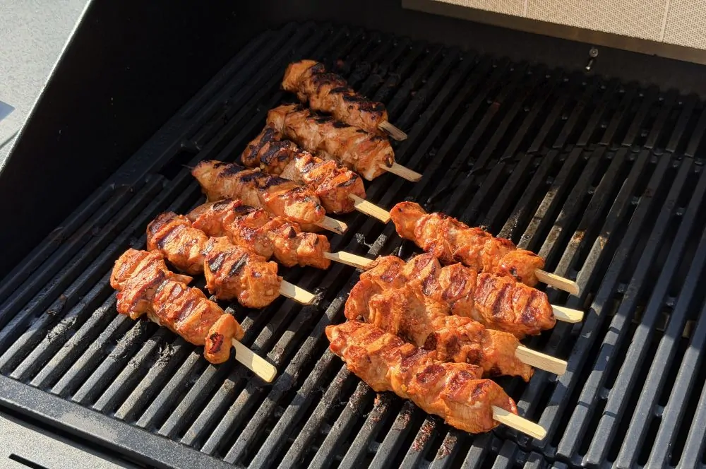 Die Spieße brauchen nur wenige Minuten auf dem Grill