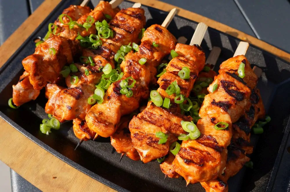 Koreanische Hähnchenspieße mit Gochujang-Marinade