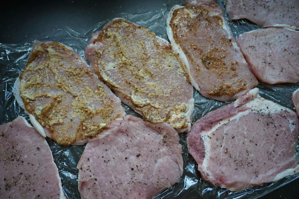 Die Schnitzel werden plattiert und gewürzt