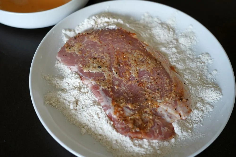 Die Schnitzel werden paniert