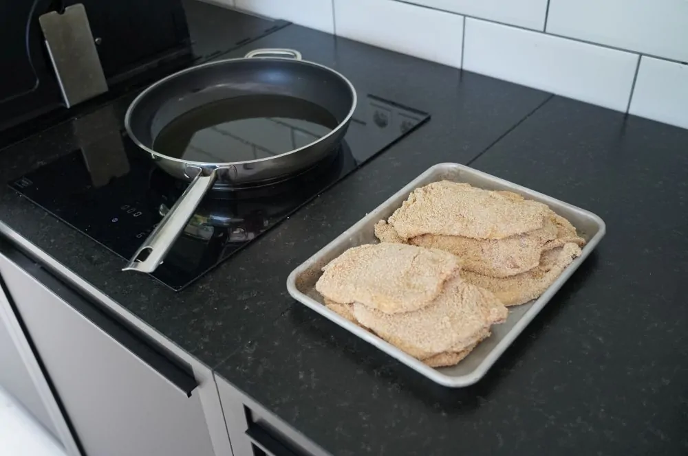 Die fertig panierten Schnitzel sind bereit für die Pfanne
