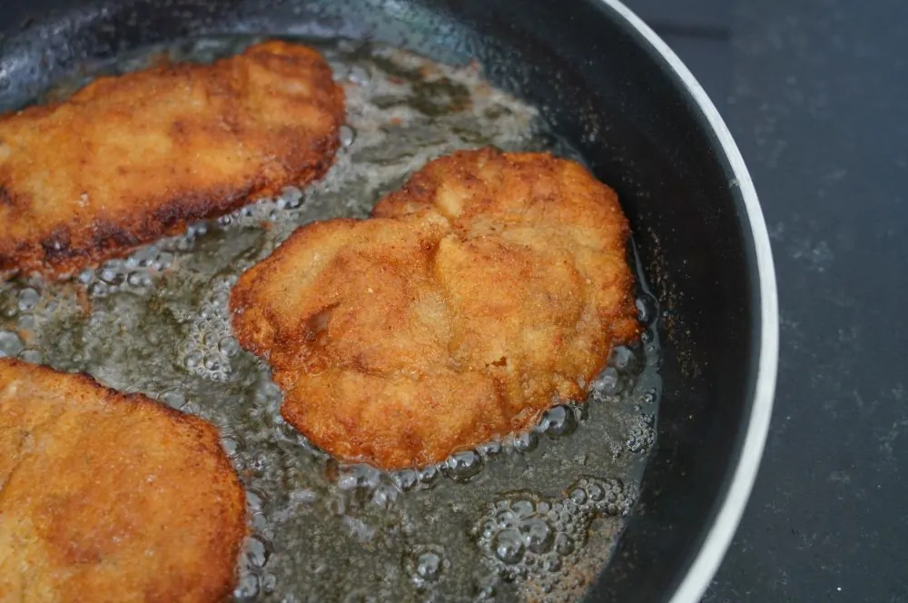 Die Schnitzel werden in reichlich Butterschmalz gebacken