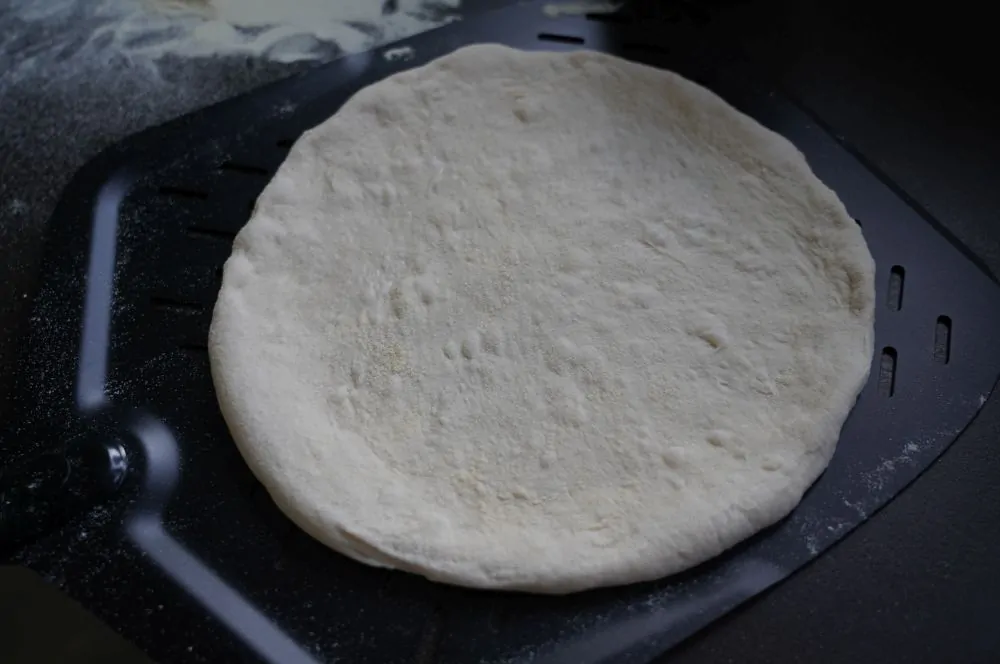 Der Teig für die Nutella-Pizza wird ausgeformt