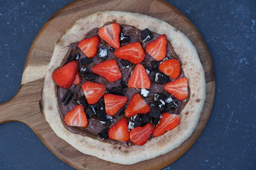 Nutella-Pizza mit Erdbeeren und Oreos