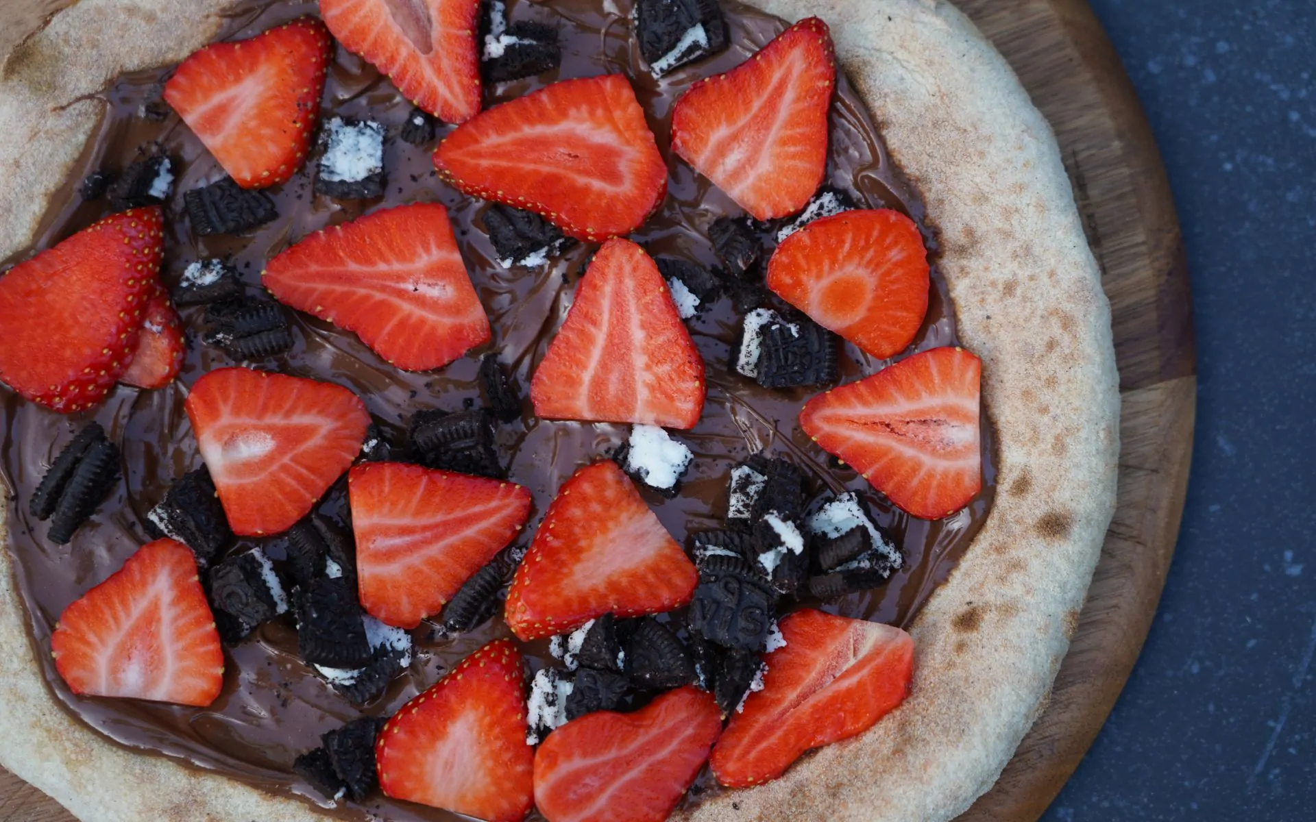 Nutella-Pizza mit Erdbeeren und Oreos
