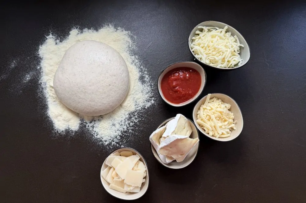 Alle Zutaten für die Pizza Quattro Formaggi auf einen Blick