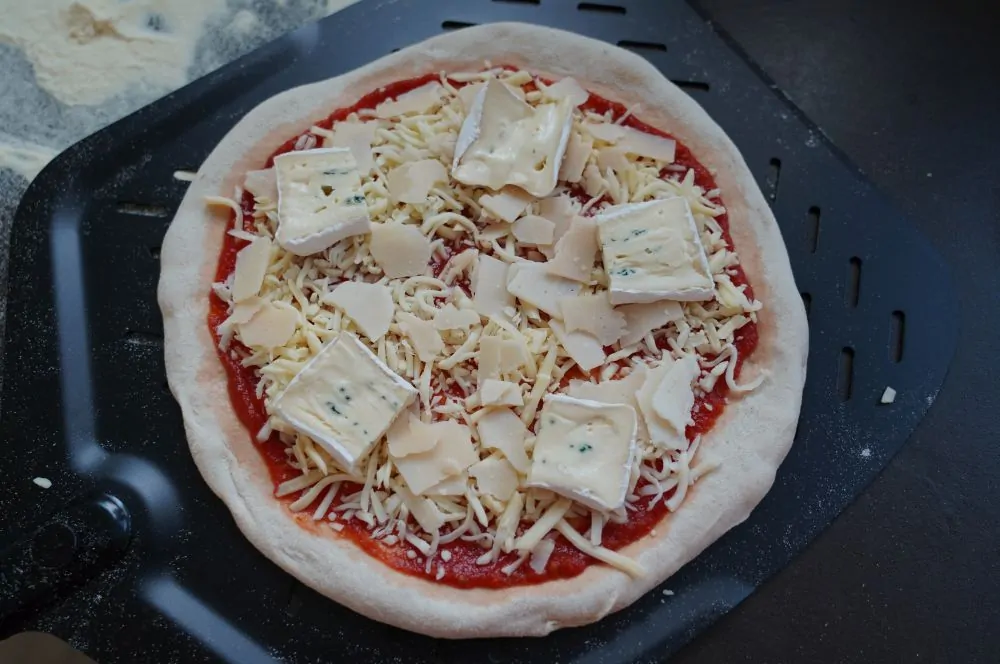 Die Pizza Quattro Formaggi ist fertig belegt