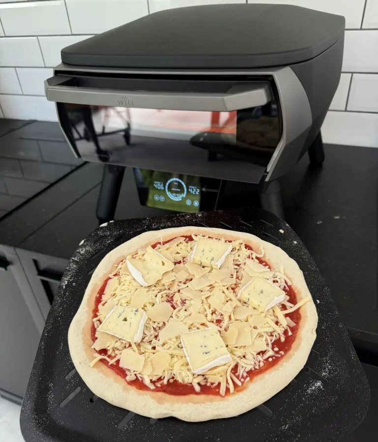 Die Pizza wird im Witt Pizzaofen eGnite 13″ Control gebacken