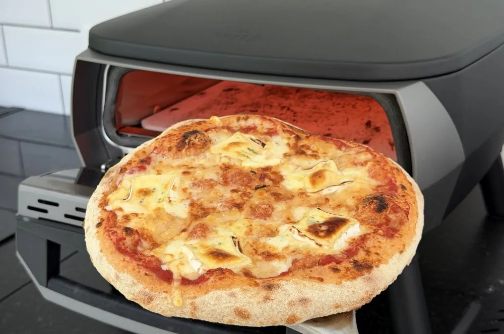 Die Pizza braucht rund zwei Minuten im Pizzaofen