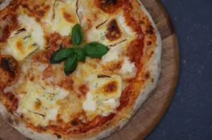 Pizza Quattro Formaggi Vier Kaese 06