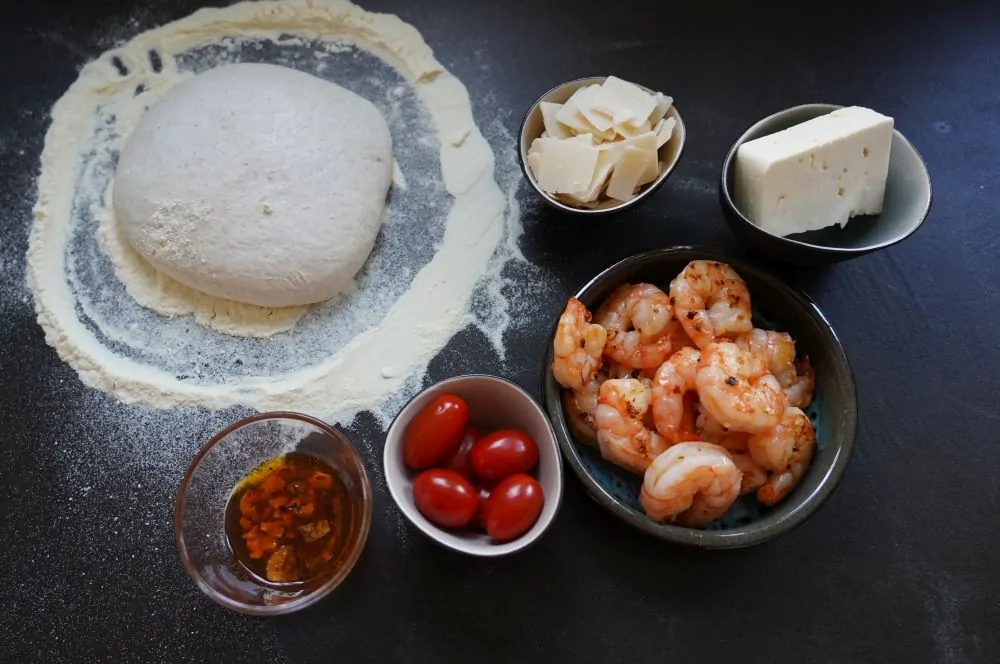 Alle Zutaten für eine Pizza Scampi auf einen Blick