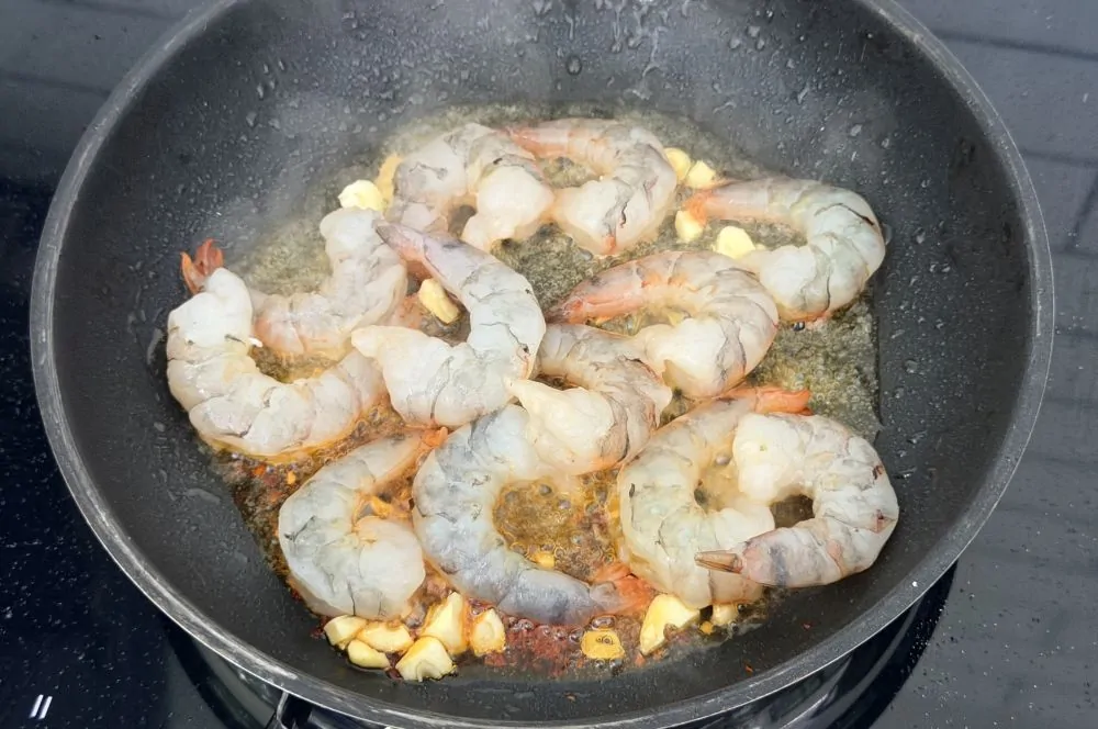 Die Garnelen werden angebraten