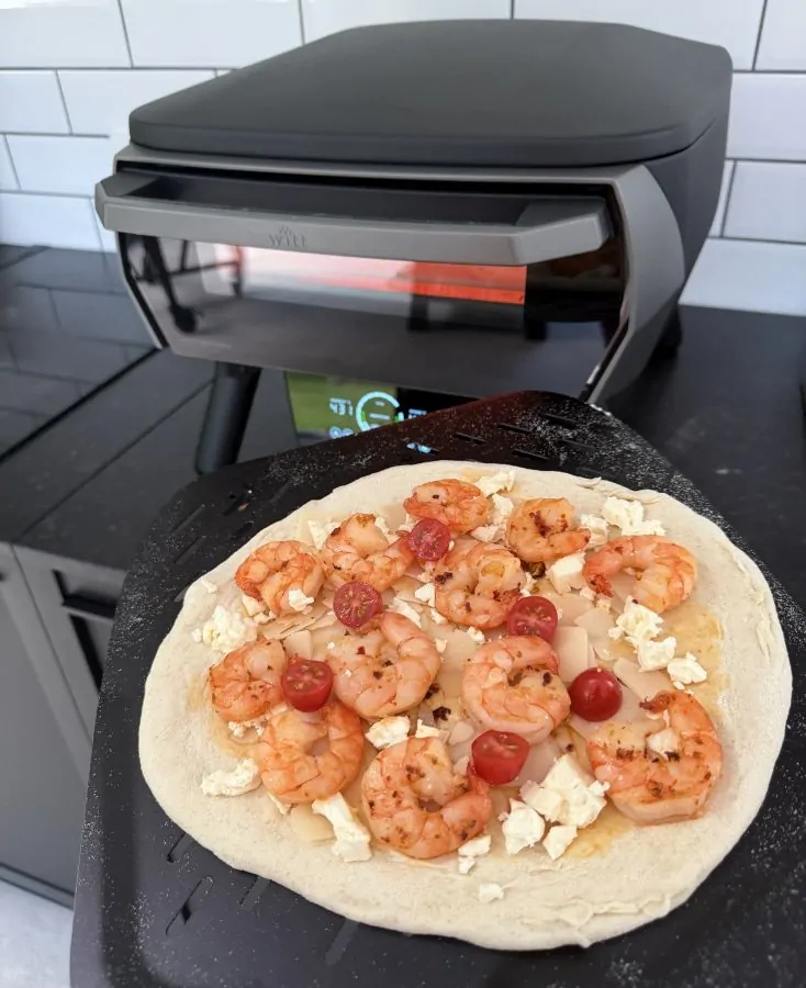 Die Pizza Scampi ist bereit für den Pizzaofen