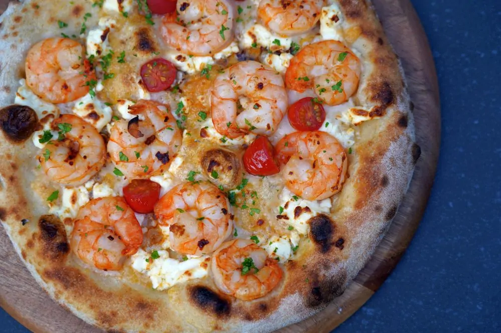 Mit unseren Tipps gelingt eine perfekte Pizza Scampi auch zu Hause