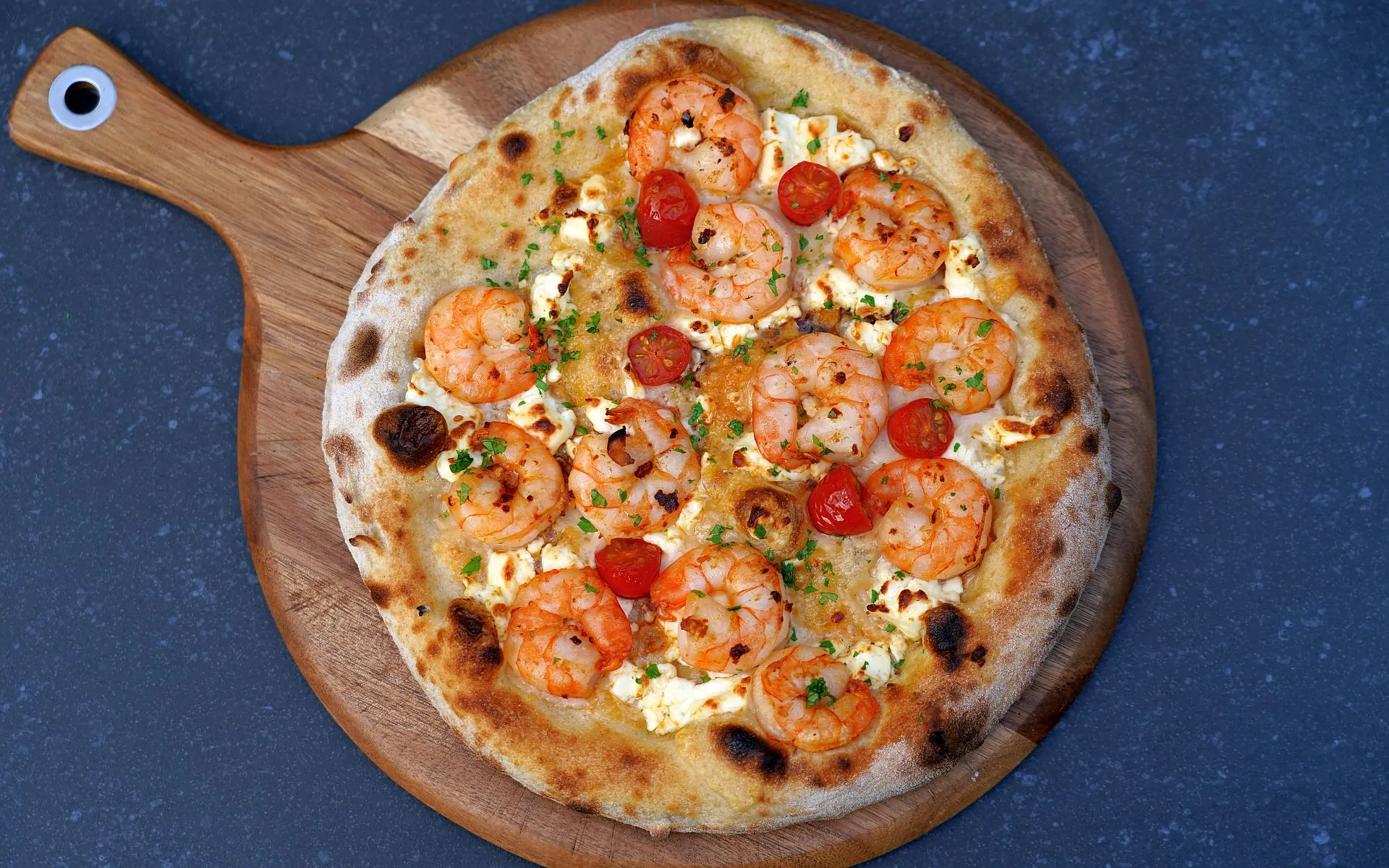 Pizza Scampi mit Parmesan, Feta & Knoblauch-Chili-Öl