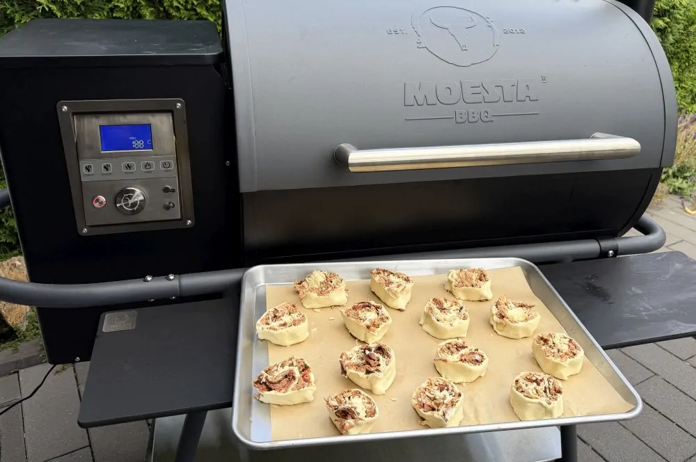 Die Blätterteigschnecken werden im Moesta-BBQ Sheriff Pelletgrill gebacken