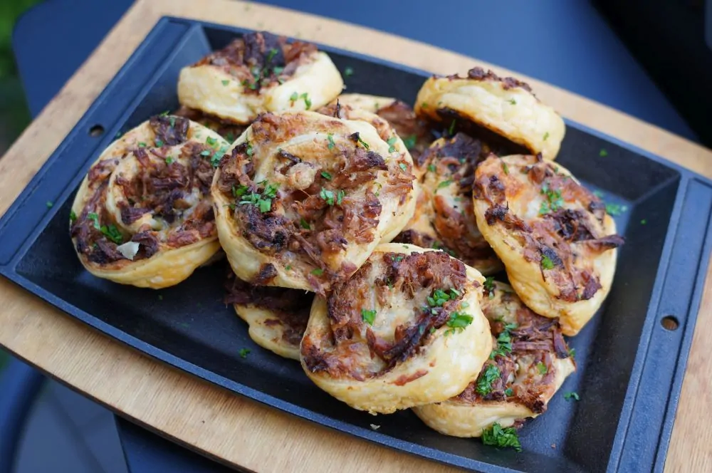 Die fertigen Pulled Pork Blätterteigschnecken