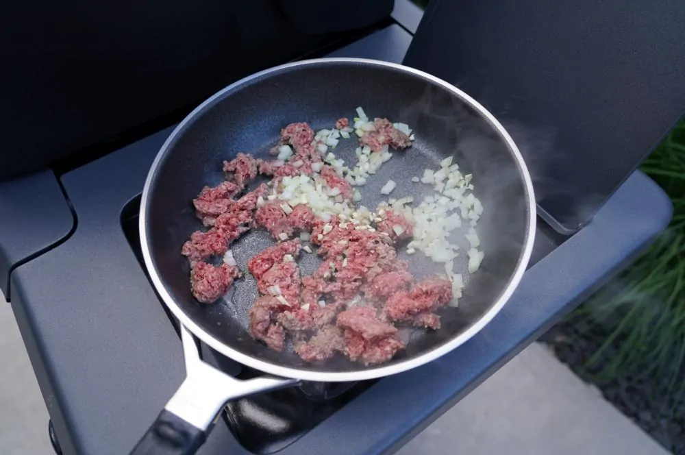 Das Hackfleisch wird mit den Zwiebeln und Knoblauch angebraten