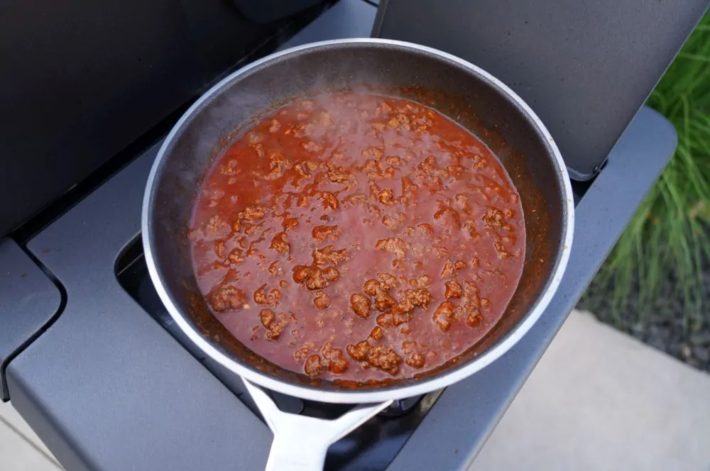 Tomatenmark und Gemüsebrühe werden eingerührt