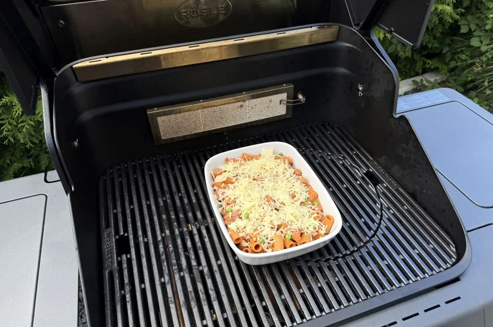 Die Rigatoni al Forno werden bei indirekter Hitze überbacken