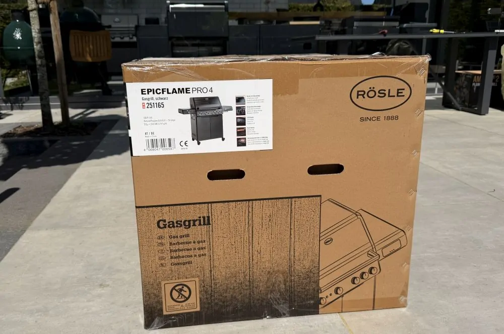 Der Rösle EPICFLAME Pro 4 Gasgrill wird in einem großen Karton geliefert