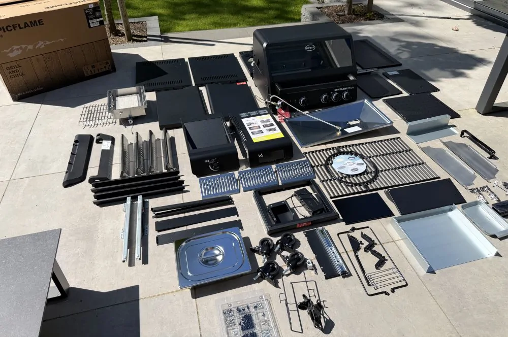 Alle Einzelteile des Rösle EPICFLAME Pro 4 Gasgrill auf einen Blick