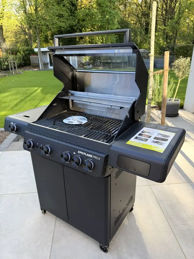 Der EPICFLAME Gasgrill kommt in mattschwarzer Optik daher