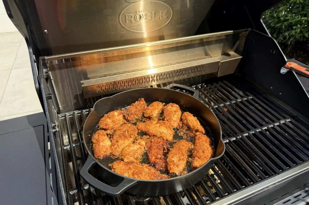 Das Hähnchen wird goldbraun frittiert