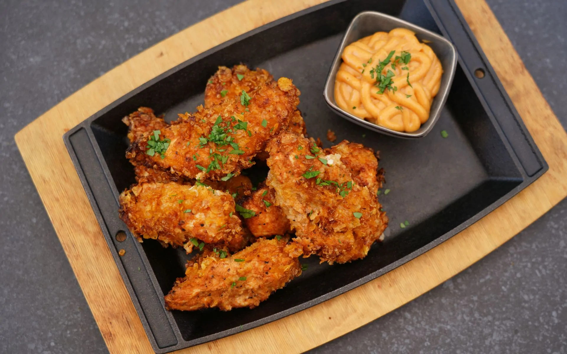 Skyr Fried Chicken mit knuspriger Cornflakes-Panade