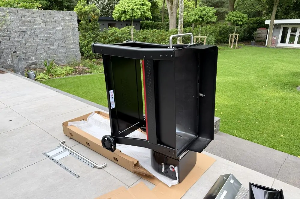 Weber Searwood XL Pelletgrill im Test 3 Das Untergestell wird an die Grillkammer geschraubt