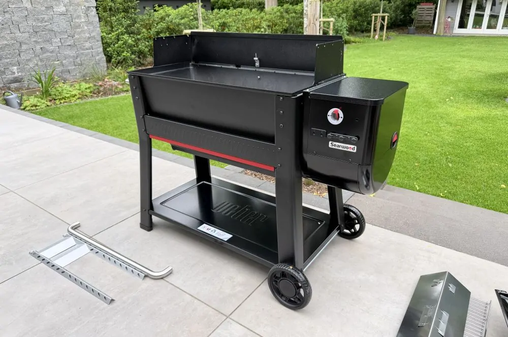 Weber Searwood XL Pelletgrill im Test 4 Wenn das Gestell angeschraubt ist, wird der Searwood aufgestellt
