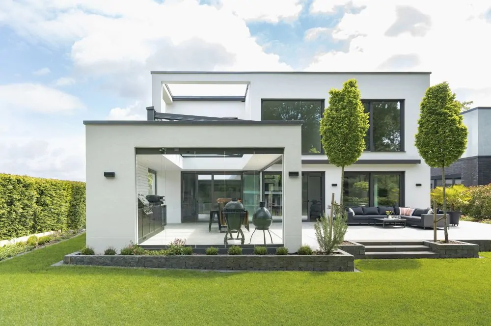 Die BBQPit-Außenküche ist optisch in das Haus integriert