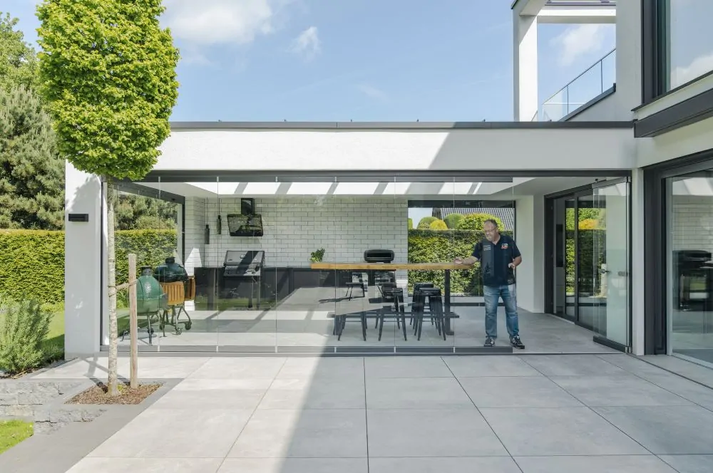 Die BBQPit-Außenküche mit Solarlux Schiebe-Dreh-System