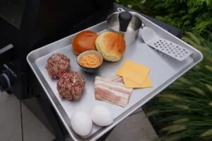 Fruehstuecksburger mit Spiegelei 01