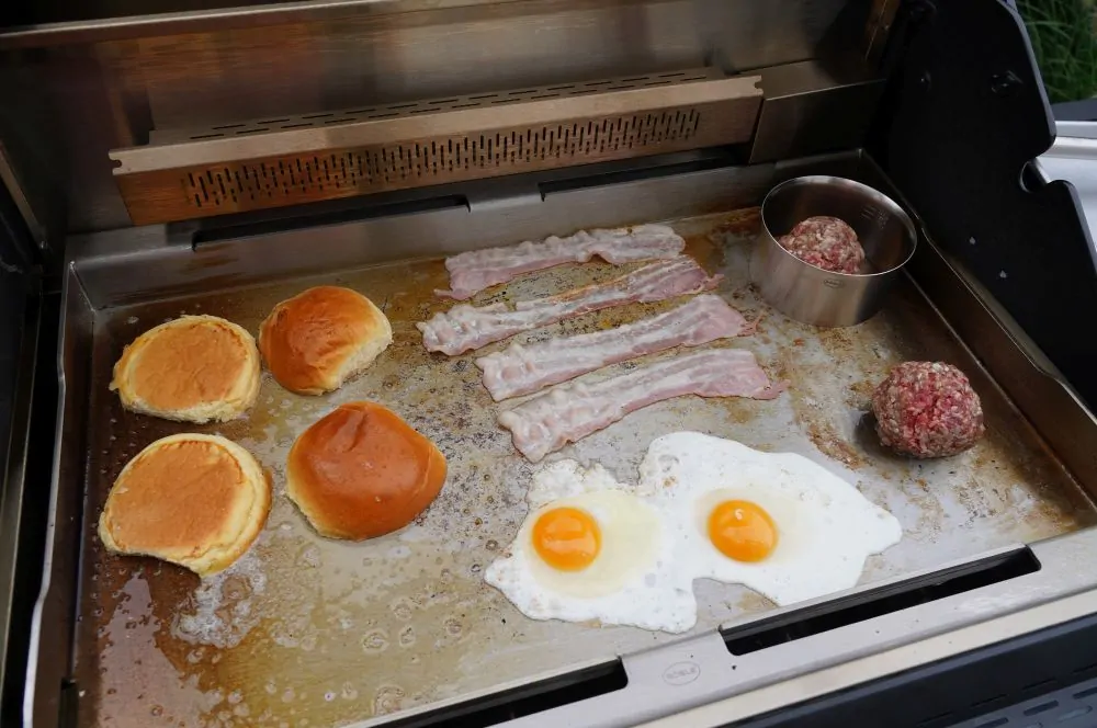 Alle Zutaten für den Burger werden auf der Plancha zubereitet