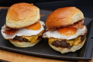 Fruehstuecksburger mit Spiegelei 05