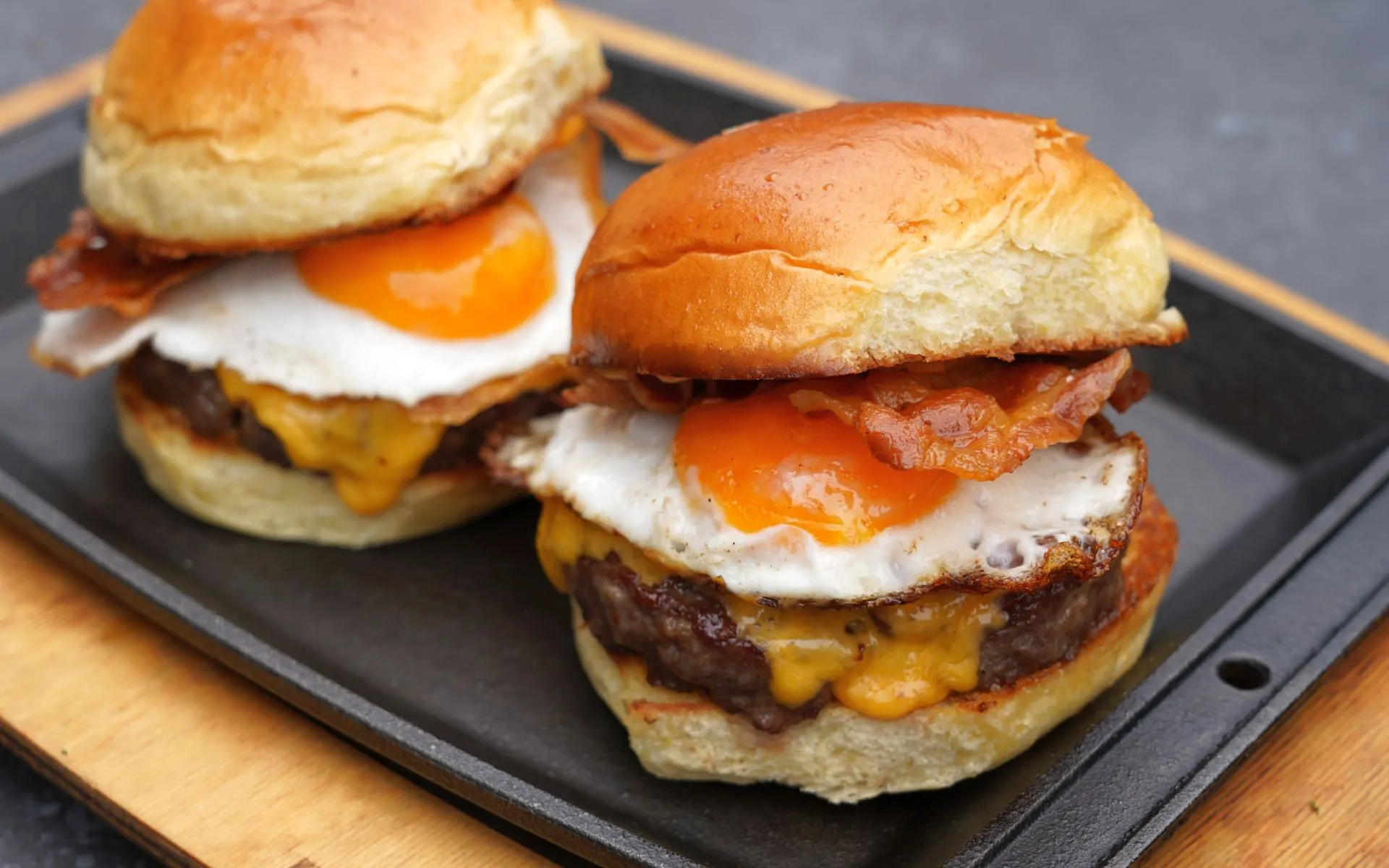Frühstücksburger von der Plancha mit Spiegelei und Bacon