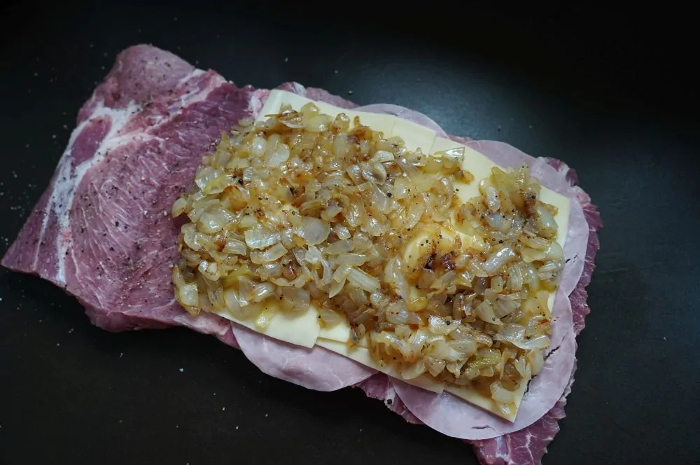 Die Füllung wird auf dem Schweinenacken verteilt