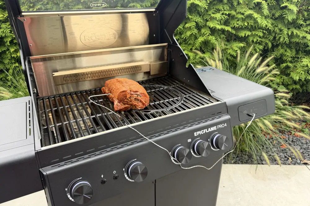 Der gefüllte Schweinebraten wird auf dem Rösle Epicflame Pro 4 Gasgrill zubereitet