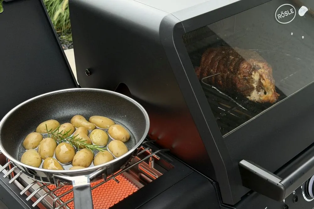 Röstkartoffeln werden in einer Pfanne auf der Primezone zubereitet