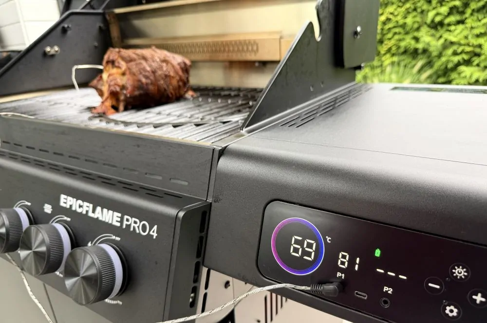 Der Braten wird bei 80 °C Kerntemperatur vom Grill genommen