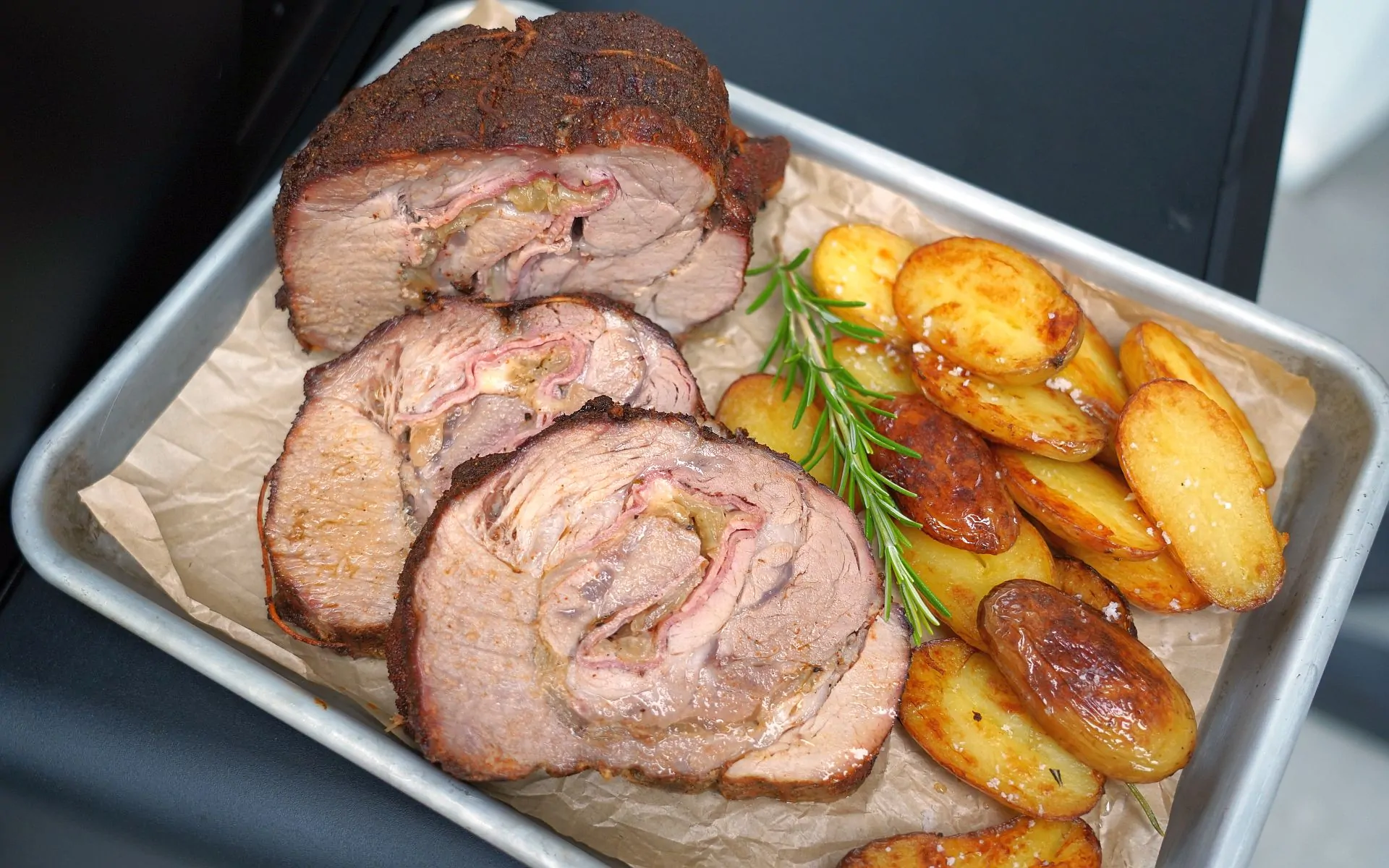 Gefüllter Schweinebraten mit Schinken, Käse und Zwiebel