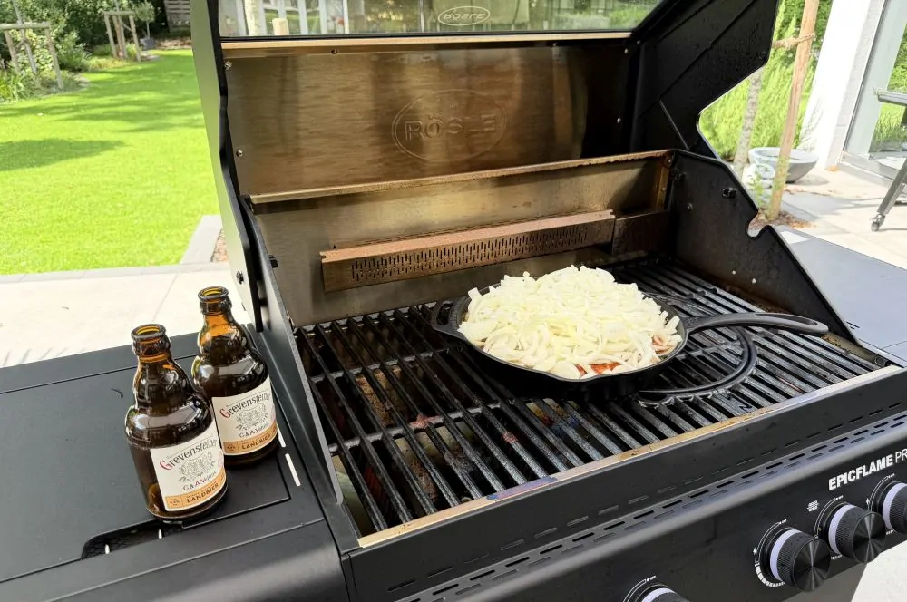 Grevensteiner Bratwurstpfanne mit Bierzwiebeln 4 Die Grevensteiner Bratwurstpfanne wird im Grill geschmort