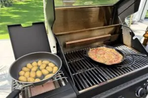 Grevensteiner Bratwurstpfanne mit Bierzwiebeln 11 Grevensteiner Bratwurstpfanne Bierzwiebeln Roestkartoffeln 04
