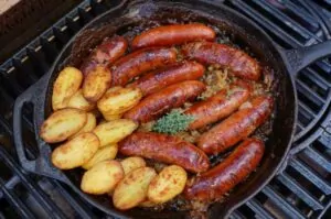 Grevensteiner Bratwurstpfanne mit Bierzwiebeln 12 Grevensteiner Bratwurstpfanne Bierzwiebeln Roestkartoffeln 05