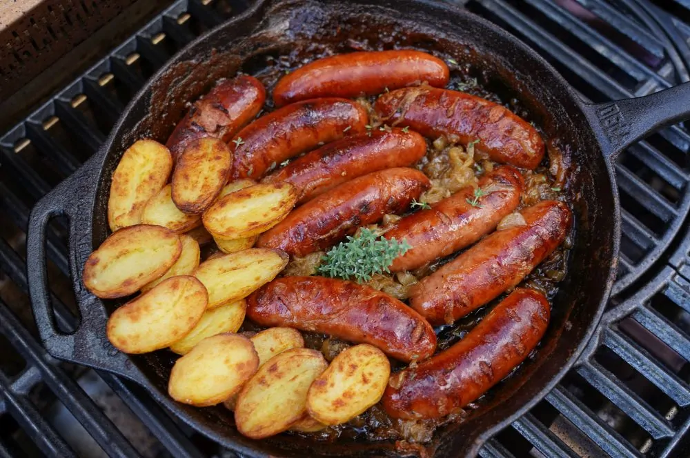 Grevensteiner Bratwurstpfanne mit Bierzwiebeln 6 Grevensteiner Bratwurstpfanne mit Bierzwiebeln und Röstkartoffeln